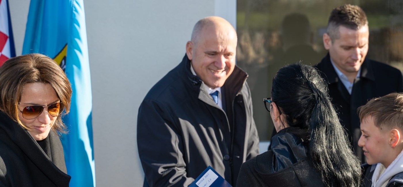 Bačić uručio ključeve novih kuća u priuštivom najmu za 11 obitelji u Vojniću